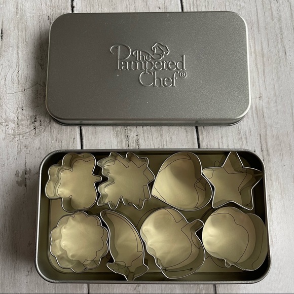 PREOWNED PAMPERED CHEF COOKIE CUTTER SET HOLIDAY THEME - Picture 1 of 2